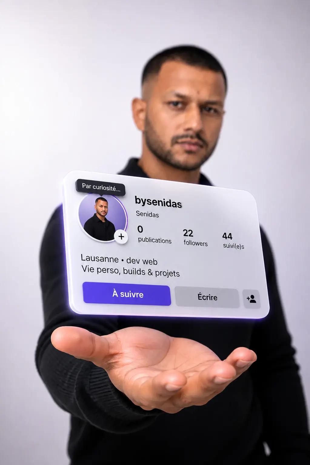 L'auteur du site tient au creux de la main une carte de profil au nom de bysenidas.